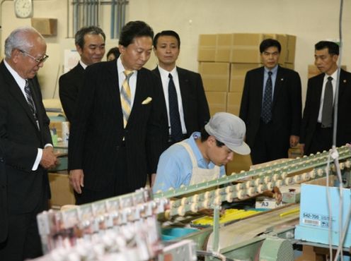 Photograph of the Prime Minister observing a manufacturing line in the factory (1)