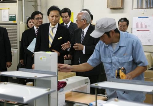 Photograph of the Prime Minister observing a manufacturing line in the factory (2)