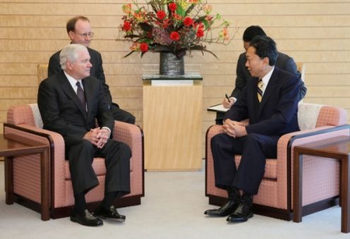 Photograph of Prime Minister Hatoyama holding talks with US Secretary of Defense Gates