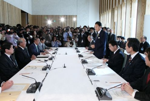 Photograph of the Prime Minister delivering an address at the meeting of the Government Revitalization Unit (2)