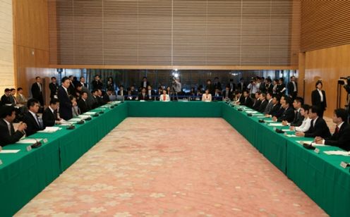 Photograph of the Prime Minister delivering an address at a briefing for vice-ministers, parliamentary secretaries, and the Diet members serving as evaluators (2)