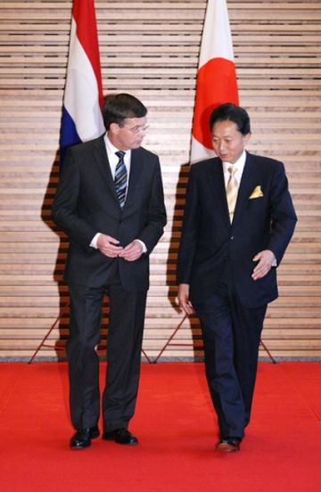 Photograph of Prime Minister Hatoyama welcoming Prime Minister Balkenende