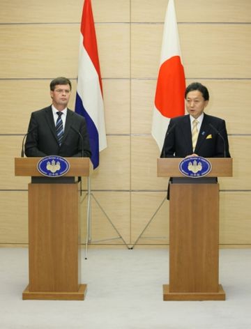 Photograph of Prime Minister Hatoyama and Prime Minister Balkenende holding a joint press announcement