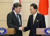 Photograph of Prime Minister Hatoyama shaking hands with Prime Minister Balkenende at the joint press announcement