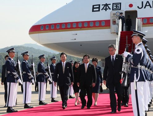 Photograph of the Prime Minister after arriving in Seoul on the government airplane