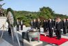 Photograph of the Prime Minister offering a wreath at the Seoul National Cemetery