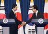 Photograph of the joint Japan-ROK leaders' press conference
