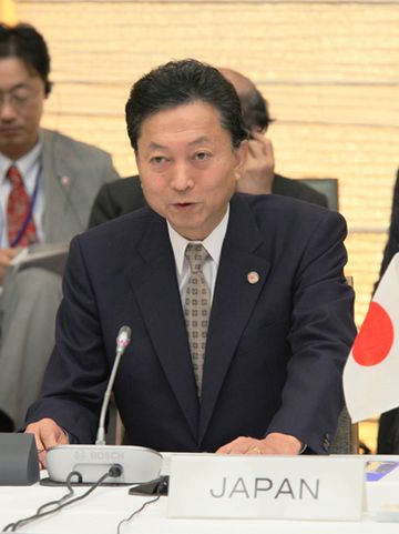 Photograph of the Prime Minister delivering an address at the Summit Meeting between Japan and the Mekong Region Countries