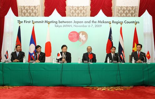 Photograph of the leaders attending the joint press conference (1)