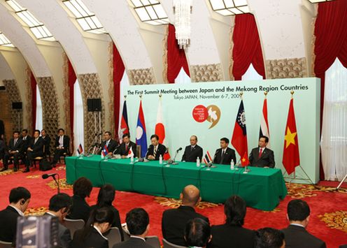 Photograph of the leaders attending the joint press conference (2)