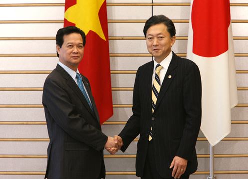 Photograph of Prime Minister Hatoyama shaking hands with Prime Minister Dung of the Socialist Republic of Viet Nam