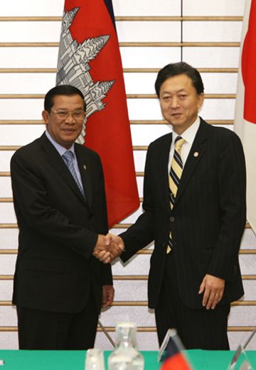 Photograph of Prime Minister Hatoyama shaking hands with Prime Minister Hun Sen of the Kingdom of Cambodia