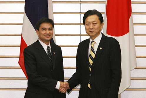 Photograph of Prime Minister Hatoyama shaking hands with Prime Minister Abhisit of the Kingdom of Thailand