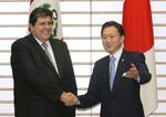 Photograph of Prime Minister Hatoyama shaking hands with President Garcia