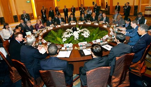 Photograph of Prime Minister Hatoyama attending a minister-level breakfast session on climate change (Pool photo)