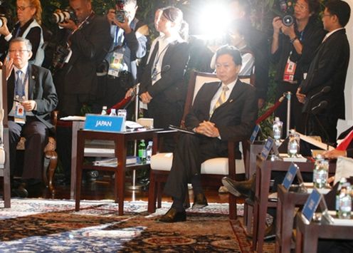 Photograph of Prime Minister Hatoyama attending the Leaders Retreat Session II (Pool photo) (1)