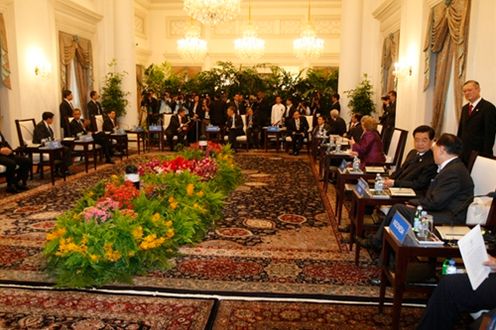 Photograph of Prime Minister Hatoyama attending the Leaders Retreat Session II (Pool photo) (2)