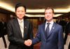 Photograph of Prime Minister Hatoyama shaking hands with President Medvedev of Russia