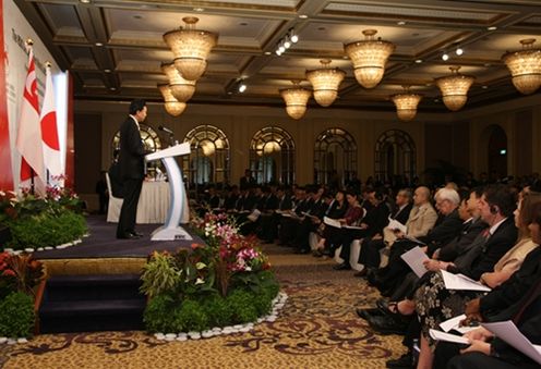 Photograph of the Prime Minister delivering an address on Asian policy (2)