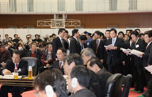 Photograph of the Prime Minister observing the Government Revitalization Unit scrutinizing public projects