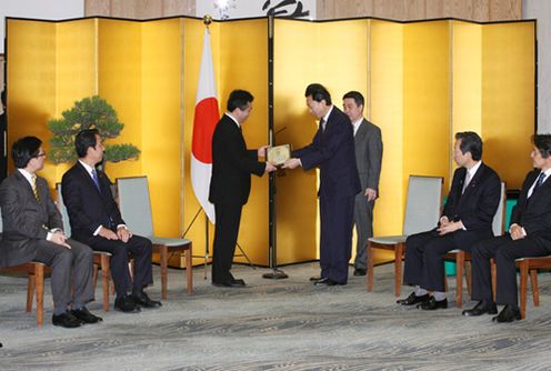Photograph of the Prime Minister presenting a shield
