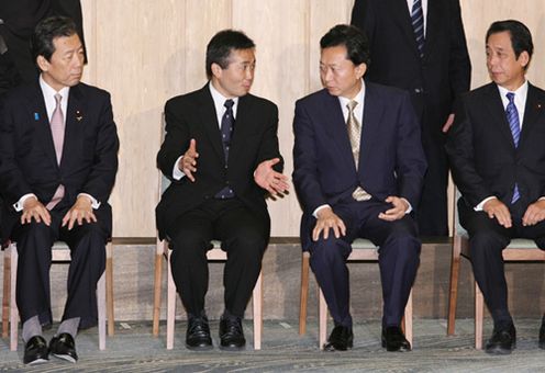 Photograph of the Prime Minister enjoying talking to Mr. Wakata, an astronaut