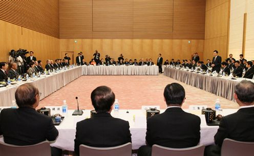 Photograph of the Prime Minister delivering an address at the Meeting of the Nation's Prefectural Governors (2)