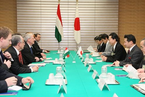 Photograph of Prime Minister Hatoyama holding talks with President László Sólyom