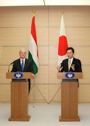 Photograph of Prime Minister Hatoyama and President László Sólyom making a joint press announcement
