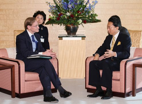 Photograph of Prime Minister Hatoyama holding talks with President of the World Bank Robert B. Zoellick