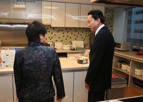 Photograph of the Prime Minister visiting Parents' House Asakusabashi