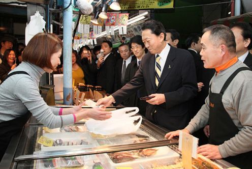 Photograph of the Prime Minister visiting the Tateishi Nakamise Shopping District