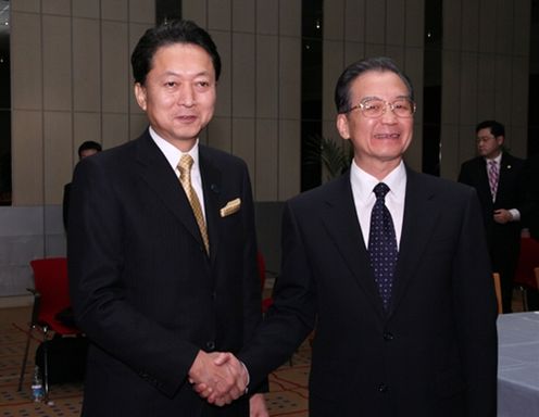Photograph of Prime Minister Hatoyama shaking hands with Premier Wen of China