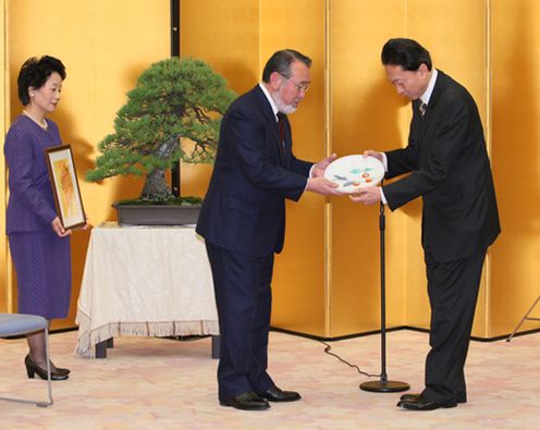 Photograph of the Prime Minister presenting a commemorative gift