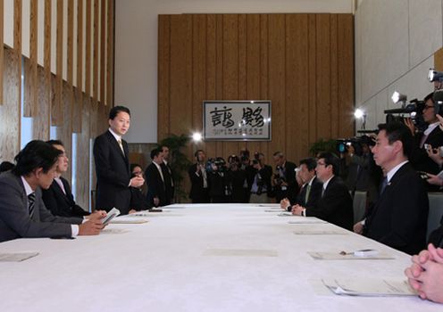 Photograph of the Prime Minister delivering an address at the meeting of the Ministerial Committee on the Global Warming Issue