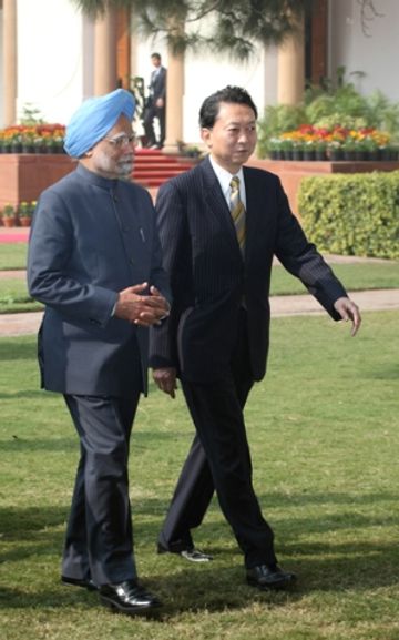 Photograph of Prime Minister Hatoyama and Prime Minister Singh walking toward the venue of the joint press conference