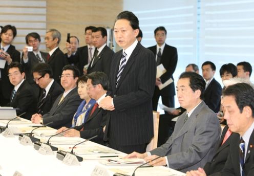 Photograph of the Prime Minister delivering an address at the meeting of the Council for the Formulation of a Growth Strategy