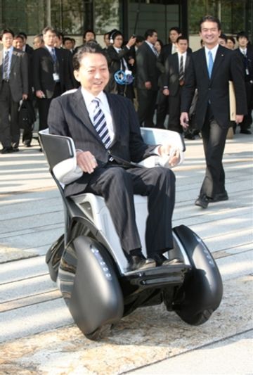 Photograph of the Prime Minister test-driving an electric vehicle at the demonstration