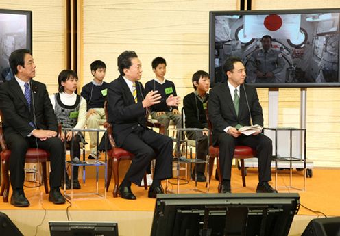 Photograph of Prime Minister Hatoyama conversing with Astronaut Noguchi (2)