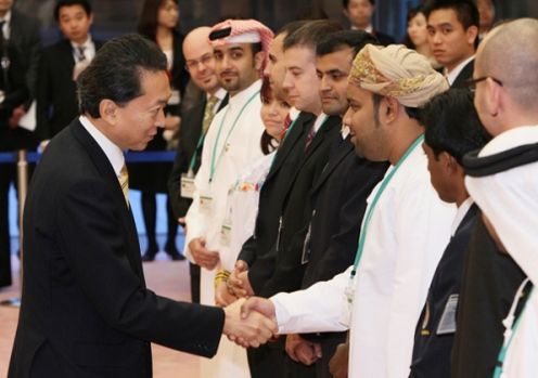 Photograph of the Prime Minister shaking hands with a representative of the SWY program while giving words of encouragement