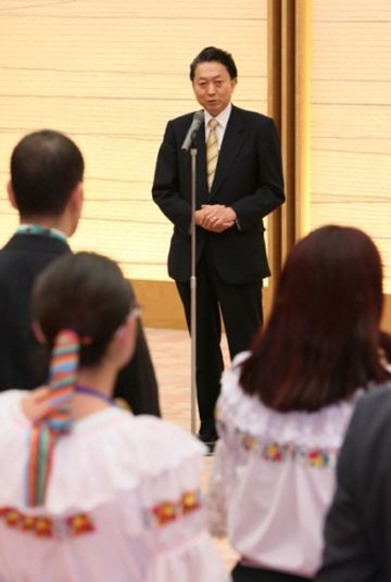 Photograph of the Prime Minister delivering an address to representatives of the SWY program