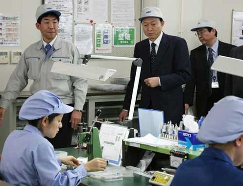 Photograph of the Prime Minister visiting a medical equipment manufacturer