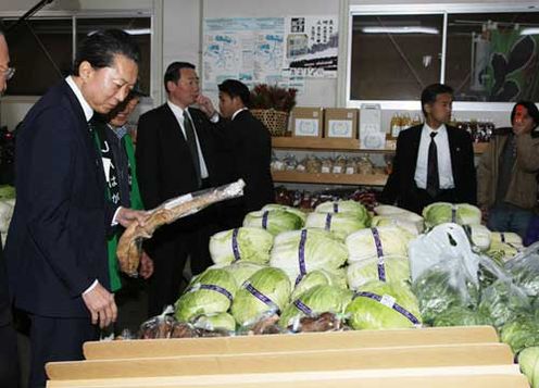 Photograph of the Prime Minister visiting the Fresh Produce Stand of JA Hagano Mashiko