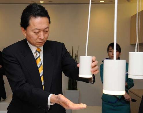 Photograph of the Prime Minister observing an energy-efficient LED lighting