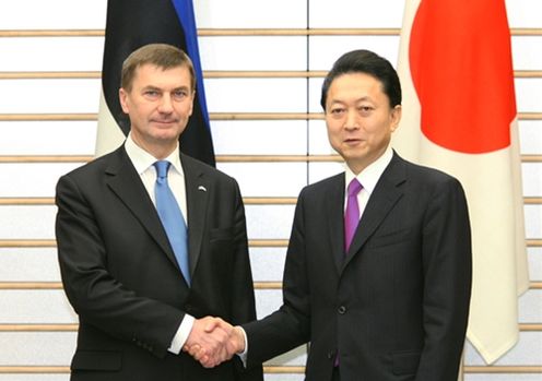 Photograph of Prime Minister Hatoyama shaking hands with Prime Minister Ansip