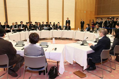 Photograph of the Prime Minister's roundtable meeting with Mr. Bill Drayton