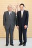 Photograph of Prime Minister Hatoyama taking a commemorative photograph with Special Advisor to the Cabinet Kazuo Inamori (1)