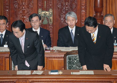 Photograph of the Prime Minister taking a bow at the plenary session of the House of Representatives (1)