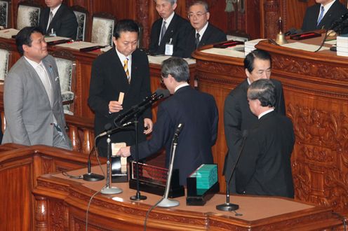 Photograph of the Prime Minister casting a vote at the plenary session of the House of Representatives (1)