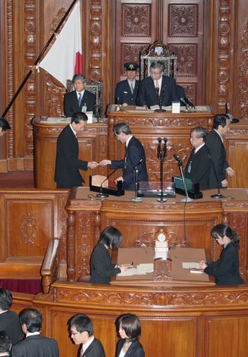 Photograph of the Prime Minister casting a vote at the plenary session of the House of Representatives (2)